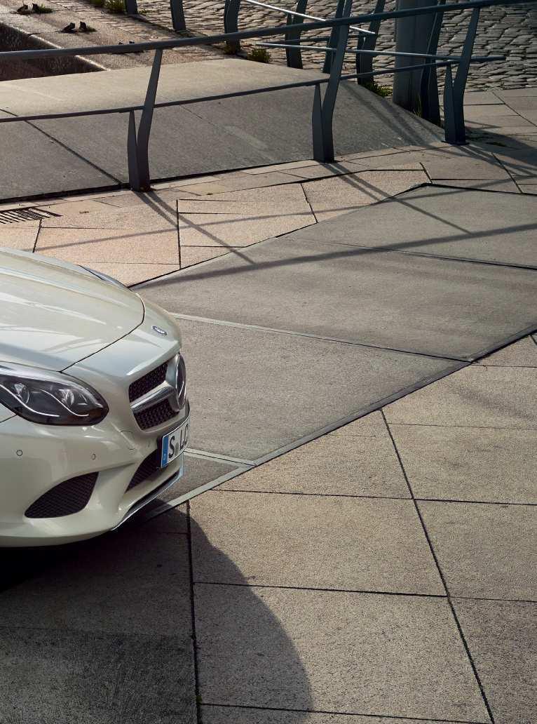 INTRO 5 Volgt geen stromingen. Maar creëert ze. Er komt een storm opzetten: de nieuwe Mercedes-Benz SLC. Design en kracht die u zullen meeslepen.