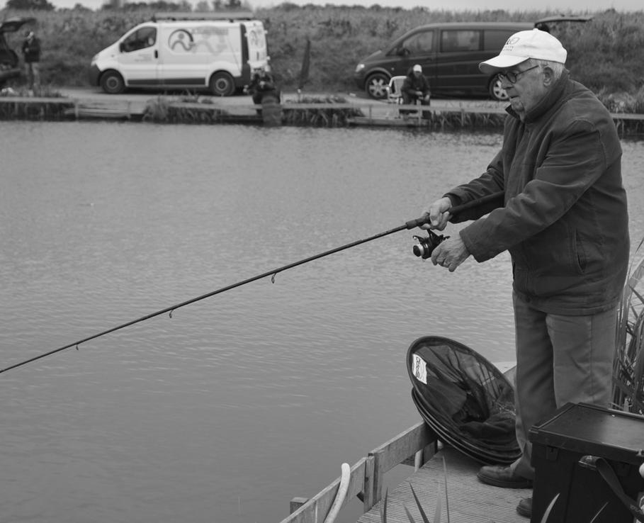 Piet Luykx altijd geconcentreerd aan de waterkant, waar dan ook Still going strong! Piet Luykx, jarenlang voorzitter van Geduld Brengt Vis en al sinds jaar en dag sportvisser in hart en nieren.