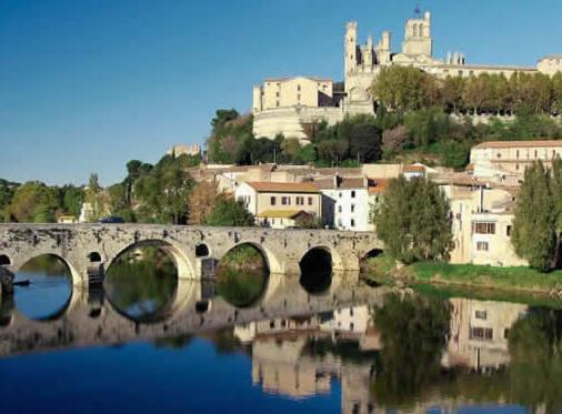 NARBONNE Basis Informatie Narbonne ligt aan het Canal de la Robine en vormt de ideale uitvalsbasis voor een bootvakantie in de Languedoc-streek.