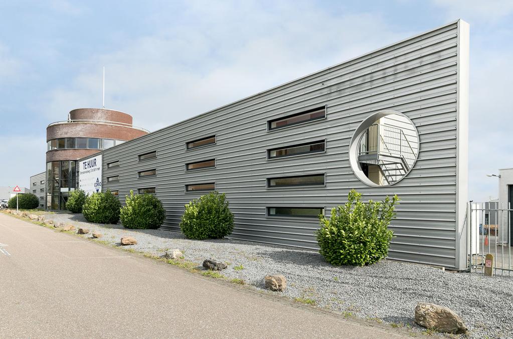 Breinderveldweg 15 6365 CM Schinnen Inleiding Op zichtlocatie gelegen representatieve kantoorruimte (VVO ± 1.110 m²) met bedrijfsruimte (VVO ± 175 m²).