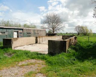 Betonsilo aan de voorzijde diameter 4 meter, oppervlakte ca. 12m².