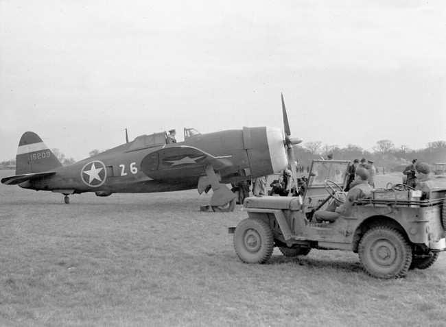 P47 41-6209 Het is omstreeks half elf als op 30 juli 1943 een groot aantal vliegtuigen over het dorp Den Bommel raast. De oorlog was in volle gang en dit schouwspel was haast dagelijks te bezichtigen.