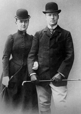 Foto van Wilhelmina en Hendrik van 17 oktober 1900, een dag na de bekendmaking van de verloving. Op 9 november 1901 kreeg Wilhelmina haar eerste miskraam.