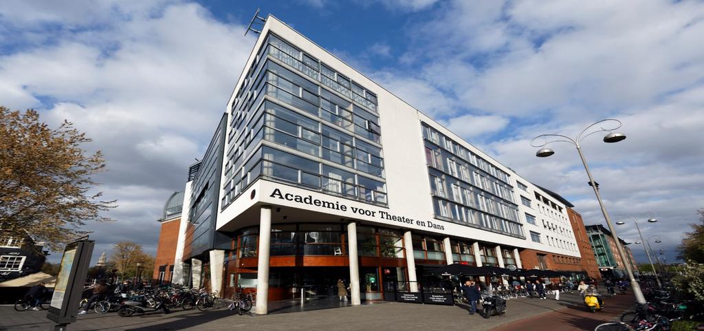 De organisatie De AHK De Amsterdamse Hogeschool voor de Kunsten (AHK) leidt studenten op voor het nationale en internationale werkveld van kunst, cultuur en erfgoed.