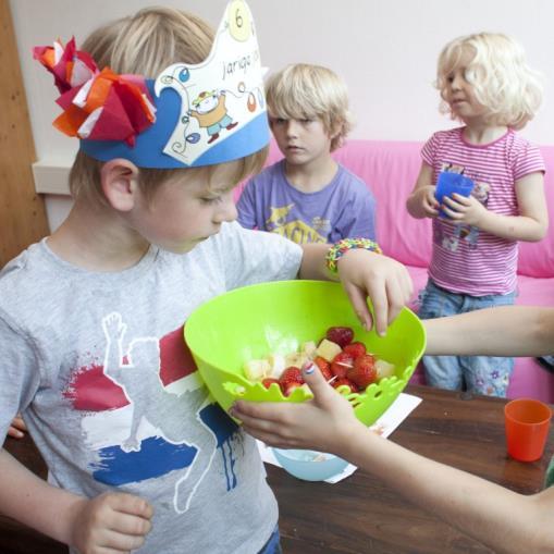 Traktaties en feesten Er zijn veel momenten die wij gezamenlijk vieren. Bijvoorbeeld verjaardagen of afscheidsmomenten. Voor kinderen zijn dit belangrijke gebeurtenissen.