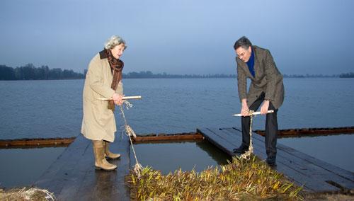 Start eerste beplanting natuurvriendelijke oevers in Reeuwijkse Plassen Publicatiedatum : 4 december 2012 Het hoogheemraadschap van Rijnland start deze maand in de plas Elfhoeven met het aanbrengen