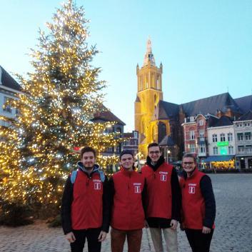 Kerstbomen Markt en Stationsplein Ieder jaar investeert de Stichting BIZ Binnenstad Roermond tijdens de donkere dagen van het jaar in sfeerverlichting.