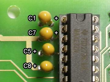 De condensatoren (geel, 1uF) op locaties C1, C3, C4, C5, C7 en C8 plaatsen (zie afbeelding 5). Afbeelding 5.