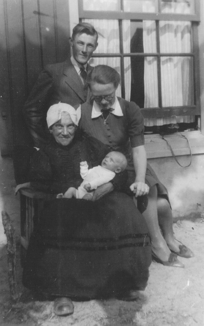 Een Eemnesser familie Ruijter die in Blaricum terechtkwam HENK VAN HEES Grietje de Ruijter-Raven (1876-1945) met kleinzoon Kees, zoon Gijs en schoondochter Mia Reuser. Foto mei 1942.
