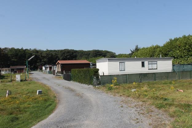 BESCHRIJVING VERBLIJFPARK Totale oppervlakte terrein : 22.344 m² Opgesplitst in 2 delen (gescheiden door de straatkant) : actieve camping TER KAPELLE : 12.927 m 2 braakliggend terrein + hangaar : 9.