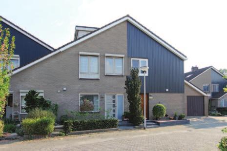 Papendrecht Lage Molen 62 Vraagprijs e 297.500,-- k.k. Perfect afgewerkte, ruime woning met garage, rustig gelegen aan een woonerf. De woning kent vele voordelen voor een nieuwe eigenaar.