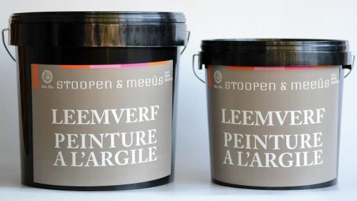 2 Verpakking LEEMVERF is beschikbaar in emmers van 8 en 4 kg droog wit poeder.