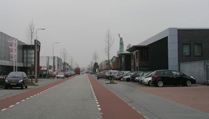 Plaagslagen, de hoofdroute over het gelijknamige deel van het bedrijventerrein. Deze weg ontsluit niet alleen de aanwezige industrie, maar is ook een route naar de wijk Veeneslagen.