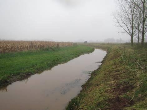 hoogte van de N64 en de zuidelijke tak net ten noorden van de spoorlijn Helmond-Deurne. De drie beken die dit waterlichaam hebben van nature een oorsprong die ligt in het Peelgebied.
