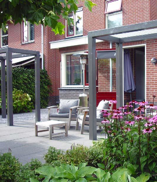 belangrijke rol. De tuinontwerpster: De pergola heb ik bedacht om het geheel te doorbreken, hij verbindt de rechter- en linkerkant van de tuin met elkaar.