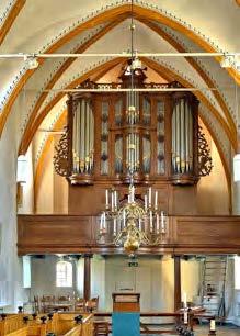 Momenteel staat in het koor van de kerk een klok van het voormalig carillon (F. Simon 1620). A.