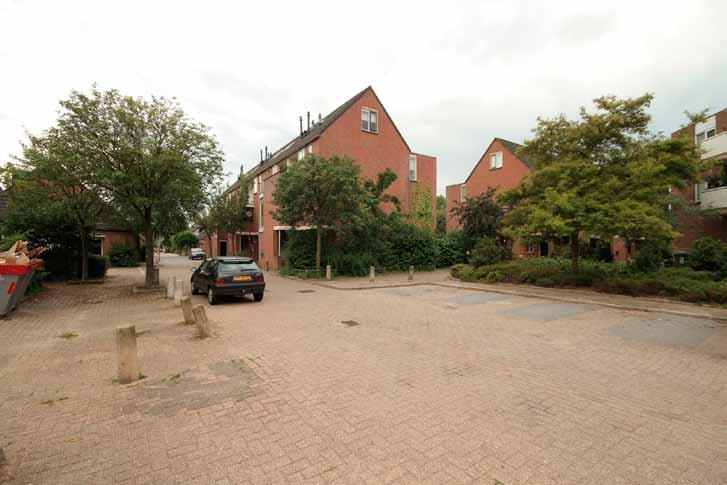 Verzorgde 2-kamer maisonnette gelegen op de 2e en 3e verdieping van een complex in Batau- Zuid. Zeer geschikt voor een 1- of 2-persoonshuishouden. Nabij bushalte en klein winkelcentrum gelegen.