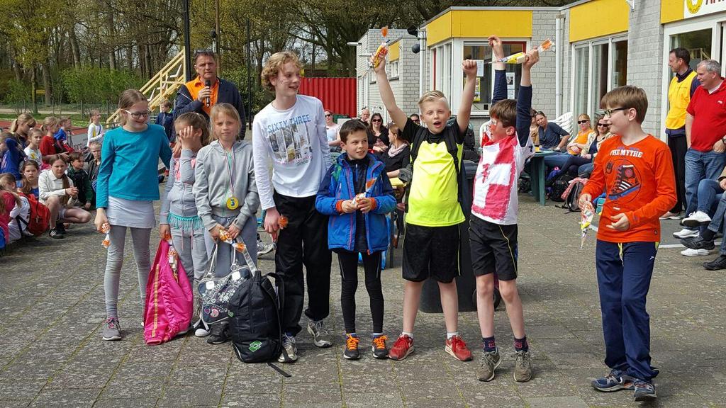 Sportdag groepen 6, 7 en 8 Na de gezamenlijke opening op het plein vertrokken de kinderen van de groepen 6, 7,