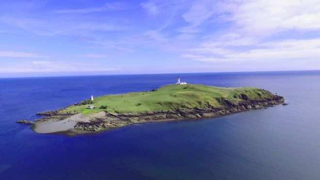 pag. 4 LITTLE ROSS. Belangstelling voor het kopen van een klein stukje Schotland? Little Ross een 29 acre groot eiland voor de kust van Zuidwest Schotland is te koop voor 325.000 Euro.