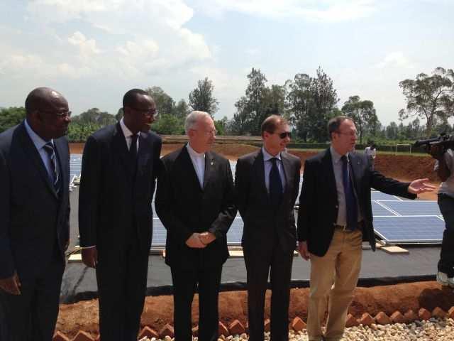 Page 4 Een Belgische investering in zonne-energie in Rwanda Het Belgische bedrijf ENFORSA heeft op 17 december een zonnecentrale ingehuldigd bij het Psychiatrisch hospitaal te Ndera.