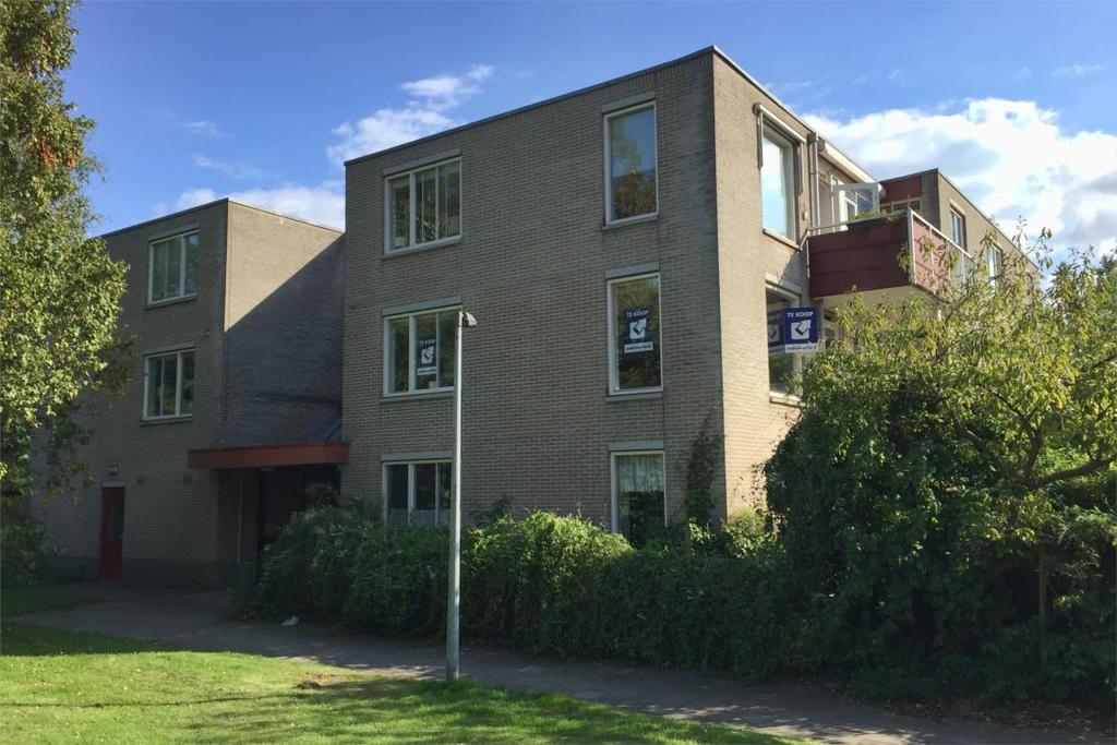 Omschrijving In een rustige en groene omgeving gelegen een heerlijk licht en ruim 3-kamer hoekappartement op de 1e verdieping van een kleinschalig appartementengebouw met een zonnig balkon op het