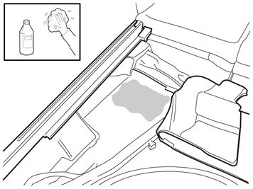 50 Reinig het afgebeelde gebied op de bagageruimtevloer. Gebruik isopropanol.