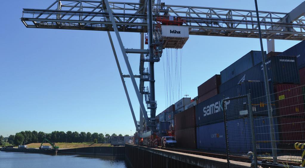 Fotografie Eric Schreuders Multifunctionele containerhaven: Venlo De toegevoegde waarde van multifunctionele containerhavens is van 52 miljoen in 2011, toegenomen tot 245 miljoen in 2014.