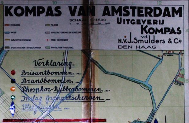 D1 Kaart van Amsterdam, waarop bominslagen en neergestorte vliegtuigen staan