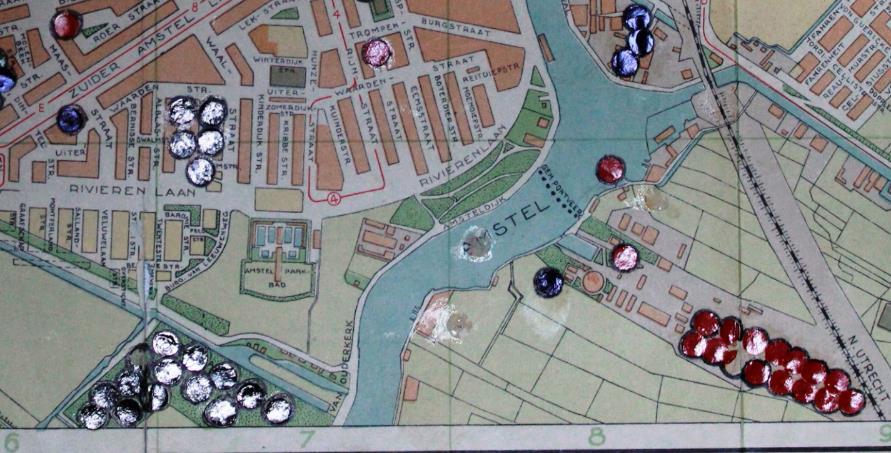 Op de kaart staan enkele inslagen van brandbommen aangegeven nabij de Amsteldijk.
