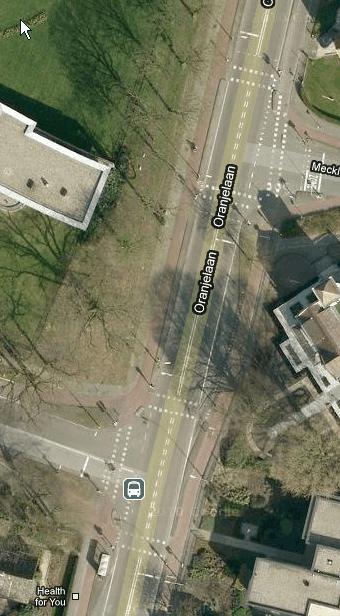 In het verlengde van de Oranjelaan bevindt zich de Stationslaan. Hieraan bevindt het treinstation van Harderwijk. Er ligt een spoorwegovergang op de Stationslaan.