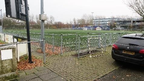 Bomen aan twee zijden aanwezig Verharding rondom veld Kunstgrasveld op sportpark De Vrijheit TPE-infill Aangelegd in 2006