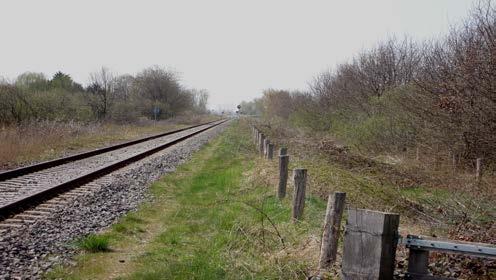 Wanneer er een zanddijk tegen de spoordijk gelegd kan worden is daar prima een fietspad op te leggen, zodat de fietsers kunnen genieten van de noordkant en ook de