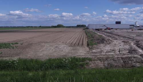 Zo kan je om het terrein heen fietsen En dan door Zevenberschenhoek De fabriek en het