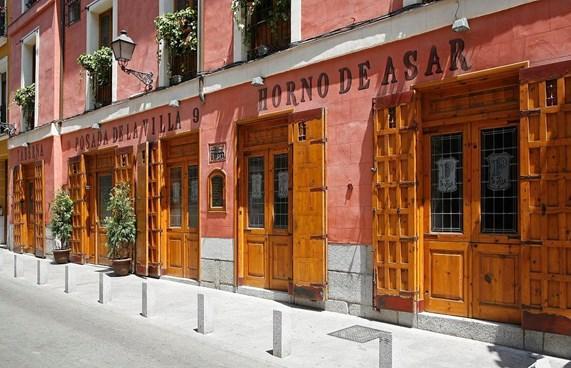 Het restaurant is gelegen in de buurt van Plaza Mayor en op loopafstand van het hotel.