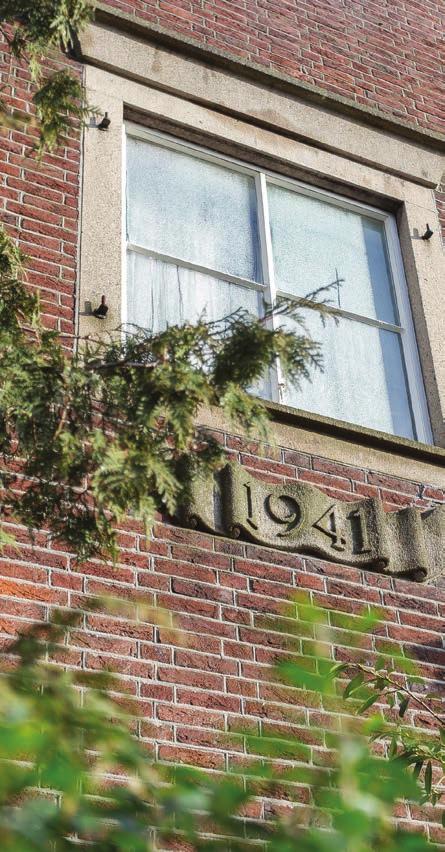 SANITAIR Op de begane grond bevindt zich een ruim toilet met een fonteintje. Op de 1 e verdieping vindt u een toiletruimte met een naastgelegen douche.