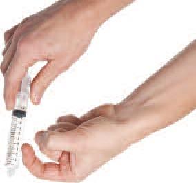 Houd de injectiespuit met de punt naar boven gericht en verwijder de luchtbelletjes door zachtjes met uw vingers op de injectiespuit te tikken en de lucht langzaam uit de injectiespuit te drukken.