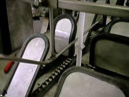 D: Snelheid bakkenketting Met de draaiknop op de regelaar van de kettingmotor regelt men de snelheid van de bakkenketting tijdens het plakken.