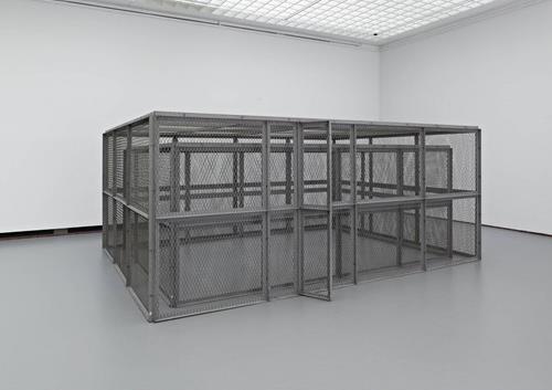 Bruce Nauman, Dubbele stalen kooiconstructie, 1974 Hoe beleef je een ruimte? Bruce Nauman onderzoekt de relatie tussen ruimte en het lichaam. Het kunstwerk bestaat uit een kooi binnen een kooi.