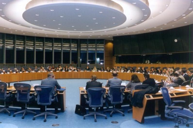 Vergadering van een bemiddelingscomité - Europese Unie Europees Parlement Derde lezing (na het bemiddelingscomité) Zowel het Parlement als de Raad moet een in het bemiddelingscomité bereikt akkoord