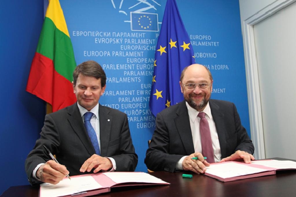 De voorzitters van het Parlement en de Raad ondertekenen de LEX-teksten gezamenlijk, meestal in de marge van de plenaire vergadering in Straatsburg.