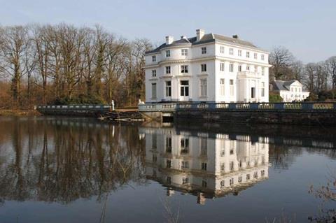 Het kasteel Kasteel ter Linden is een typevoorbeeld van de prachtige lusthoven die in de 18e eeuw rond Antwerpen werden opgetrokken.