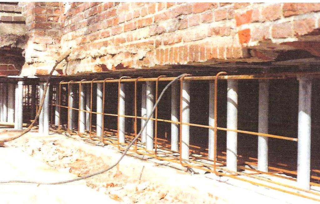 De gewapend betonnen balk die ontstaat via bovengenoemde werkwijze kan extra ondersteund worden door palen bij de hoek of de zijgevel van het pand indien de hoek of zijgevel meer zakt dan de rest.