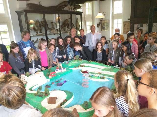 Tijdens deze bezoeken hebben de kinderen kunst gemaakt met natuurlijke materialen die ze vonden in de groeve, heeft Wiel Schins van de Nederlands Geologische vereniging afd.