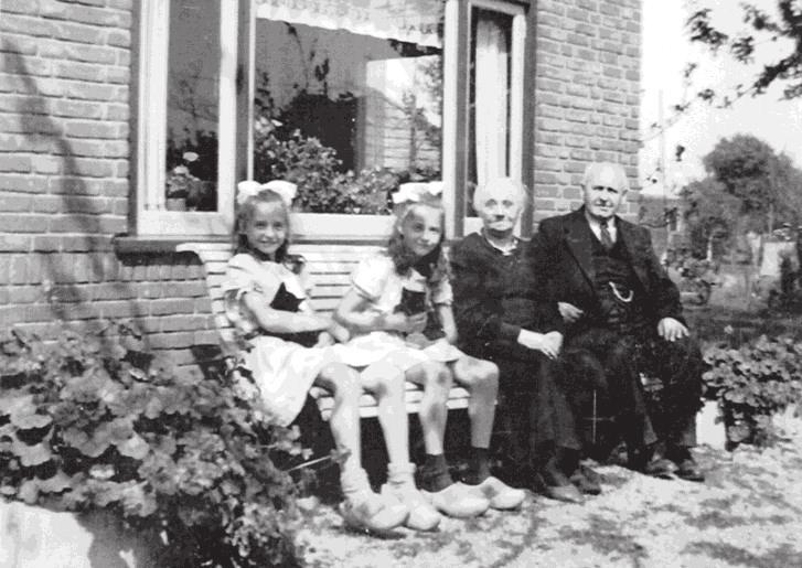 In 1945 met de heer en mevrouw Cavaljé op de bank voor het ouderlijk huis. Bij navraag bleek dat zelfs de beide zussen elkaar op deze foto niet weten te onderscheiden.
