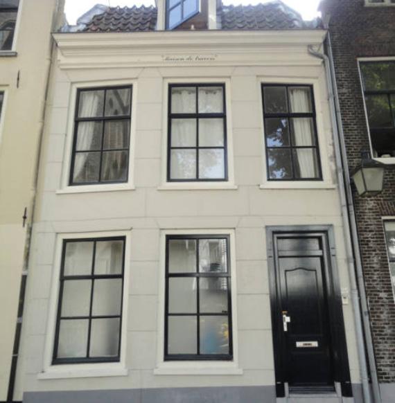 ) te Amsterdam, van: staande en gelegen aan de Annastraat 25 te Utrecht, kadastraal bekend gemeente