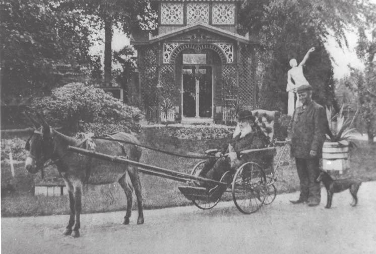 De Raadhuisstraat in 1910, met rechts nummer 45. Bankier, raadslid en wethouder Petrus Van Gilse (1819-1905) zat de laatste jaren van zijn leven in een rolstoel, hier getrokken door een ezel.