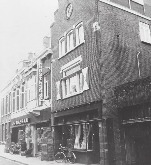 In dit pand zat vroeger een bakkerij. Raadhuisstraat 62 22 Dit pand werd in 1931 gebouwd op een oude fundering. Ook de linker zijmuur stond er al. Beneden was de winkel, boven werd gewoond.