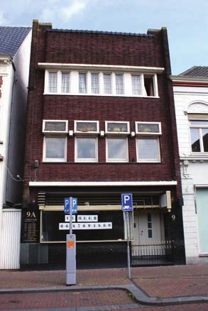 Het koetshuis werd in 1857 verbouwd door de eigenaar, die niet alleen de baas van een kostschool was, maar ook één van de oprichters van de Roosendaalsche Courant, de voorloper van de krant BN