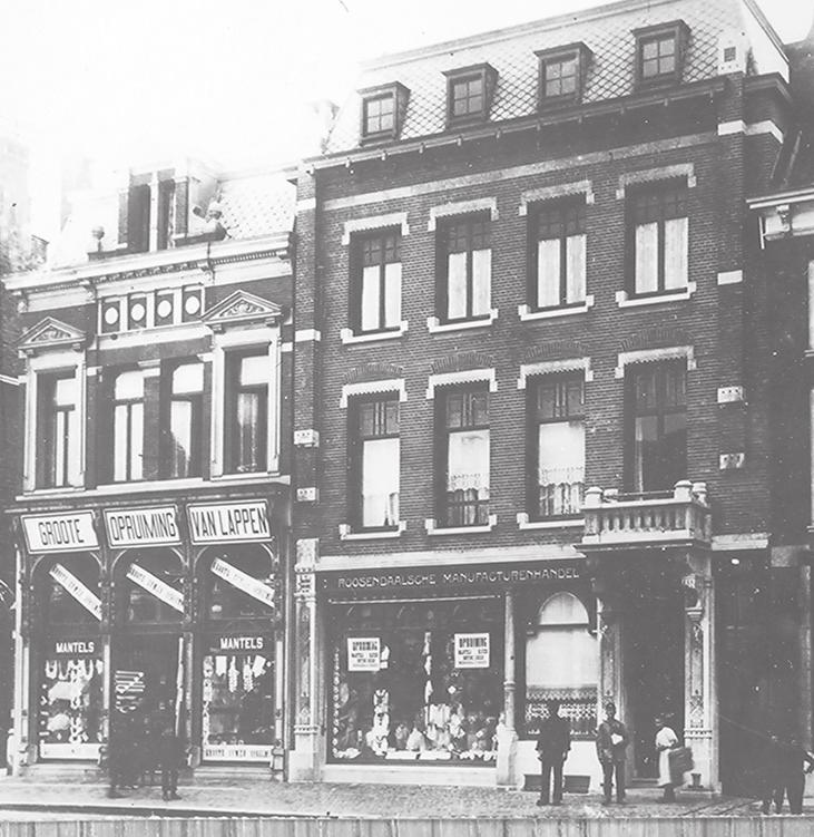 Braat kon de extra verdieping goed gebruiken voor zijn manufacturen: stoffen, matrassen, kleding en knopen. Het gebouw (links op de foto) in 1920. Foto: J. Smits.