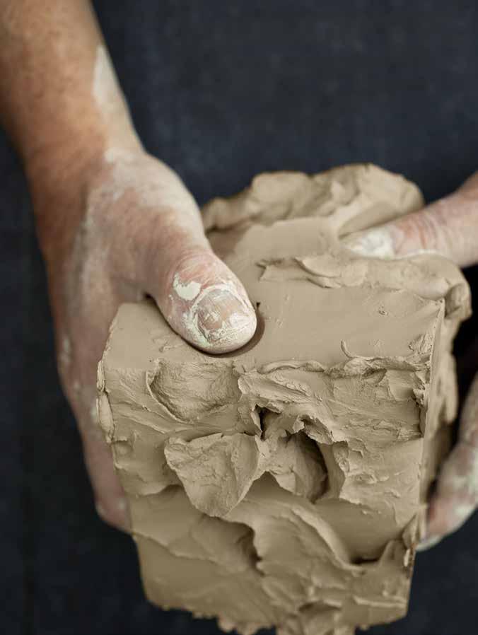 Onze baksteenstrippen De grondstof voor baksteen is leem, een mengsel van zand, silt en klei. De klei is daarbij doorslaggevend voor de materiaaleigenschappen na het verplichte brandproces.